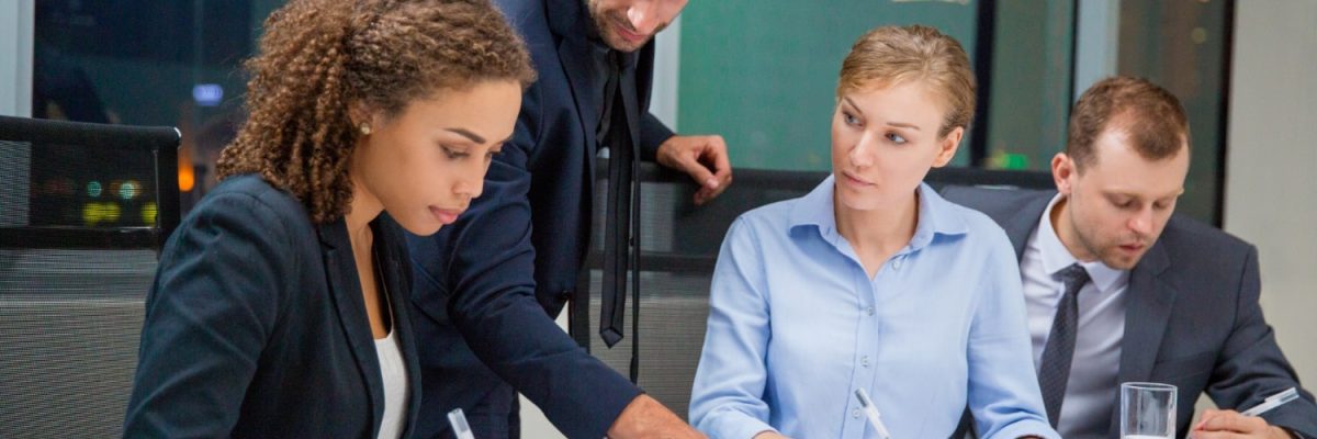 Equipe empresarial analisando documentos para uma revisão fiscal completa
